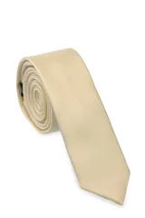 Corbatín liso color crema.
