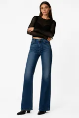 Pantalon de jean azul de tiro alto, con corte recto y botamanga ancha. Cuenta con bolsillos laterales y traseros, y cierre frontal con botón metálico.