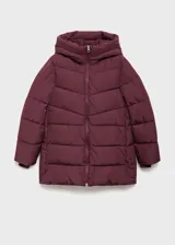 Campera acolchada de corte recto y diseño puffer, color bordó. Cuenta con capucha, cuello alto, cierre frontal de cremallera doble y dos bolsillos laterales con cierre. Presenta mangas largas con puños elásticos y acabado repelente al agua.