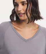 Blusa básica de viscosa verde militar con escote en V, mangas 3/4 y puños anchos en rib. Cuenta con costuras decorativas y dobladillo inferior ancho.