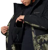 Campera de esquí Columbia con tecnología Omni-Tech impermeable y transpirable. Presenta un diseño bicolor con la parte superior en negro y la parte inferior con estampado camuflado. Incluye capucha ajustable compatible con casco, cierre frontal, múltiples bolsillos funcionales y ventilación en las axilas.