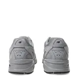 Championes urbanos New Balance modelo 509, color gris, con diseño robusto estilo dad shoe. Confeccionados con una combinación de malla transpirable y refuerzos sintéticos, cuentan con tecnología ABZORB en la mediasuela para una amortiguación superior y suela de goma resistente.