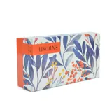 Billetera larga de diseño rectangular con cierre perimetral y solapa frontal con broche a presión. Cuenta con múltiples compartimentos internos para tarjetas, billetes y un monedero con cierre.