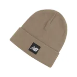Gorro de lana color beige con logo de New Balance bordado en blanco en el frente. Diseño clásico con dobladillo.