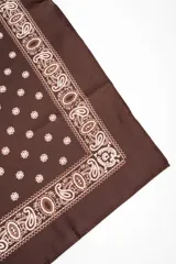 Pañuelo tipo bandana de color marrón con estampado paisley en los bordes y lunares blancos en el centro.