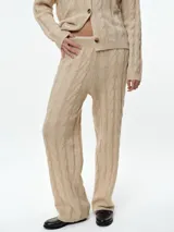 Pantalón tejido de punto con diseño de ochos, color beige, de corte recto y cintura elástica.