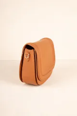 Bandolera negra de cuero sintético con correa de tela desmontable y regulable. Cuenta con un compartimento interno y dos bolsillos adicionales.