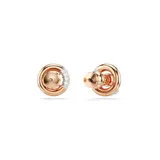 Par de aros Swarovski Dextera con baño de oro rosa. Cada aro tiene un diseño circular con una mitad cubierta de cristales transparentes y una zirconia central móvil.