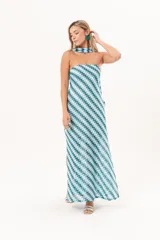 Vestido largo celeste y verde con patrón de zigzag, escote palabra de honor y detalle de lazo al cuello.