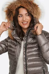 Campera azul metalizado con relleno de plumón sintético y capucha con borde de piel sintética.