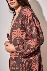 Kimono de viscosa color cobre con estampado de hojas y palmeras, de manga corta tres cuartos y diseño abierto y fluido.