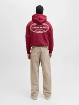 Pantalón de corte baggy y tiro alto, confeccionado en algodón con acabado lavado en tono beige. Presenta una silueta amplia y relajada, con cierre frontal de cremallera y bolsillos laterales y traseros.