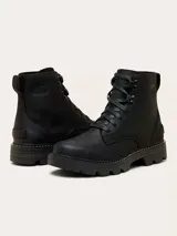 Bota de caña media Sorel modelo Revel IV, confeccionada en cuero impermeable con costuras selladas. Presenta cierre mediante cordones, herrajes metálicos, plantilla de EVA extraíble y suela de caucho moldeado con diseño dentado para mayor tracción.