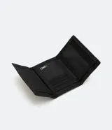 Billetera plegable de poliéster con estampado cuadriculado en blanco y negro. Cierre con velcro y múltiples compartimentos interiores.