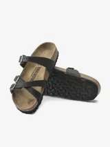 Sandalias Birkenstock modelo Franca, color negro, con tres tiras finas de cuero nobuk engrasado y hebillas metálicas ajustables. Plantilla anatómica de corcho y látex, y suela de EVA. 