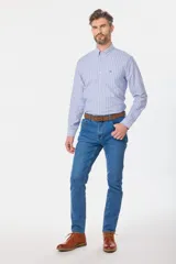 Pantalón de jean skinny color celeste claro, de corte ajustado y silueta definida.