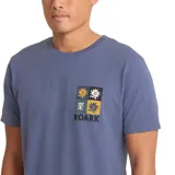 Remera azul de manga corta con estampado en el pecho con diseño de cuatro cuadrados con motivos florales y texto "ROARK".