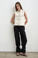Pantalón recto color negro, confeccionado en mezcla de lino y algodón, con tiras regulables en los tobillos para ajustar.