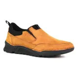 Zapato de vestir marrón de cuero con elásticos laterales y suela beige.