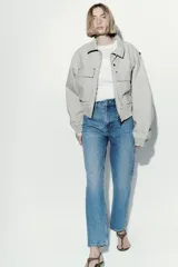 Jean tobillero de cinco bolsillos en denim de tiro alto, corte recto y ligero stretch.