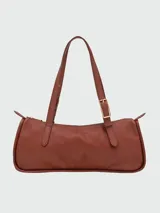 Bolso de mano tipo shoulder bag de la marca Longchamp, confeccionado en cuero liso color marrón oscuro. Presenta una estructura rectangular, doble asa de hombro con hebillas metálicas y cierre superior.