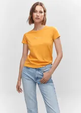 Camiseta de algodón color naranja con cuello redondo, manga corta y logo de la marca estampado en el pecho.