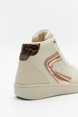 Zapatillas tipo botita color blanco de símil cuero con plataforma de 4cm, detalles metálicos y estampado animal print.