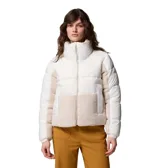 Campera puffer combinada en color blanco y beige, con paneles de tejido técnico y detalles en textura sherpa. Presenta cuello alto, cierre frontal completo, bolsillos laterales con cierre y puños elásticos.