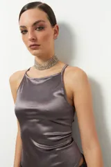 Body gris oscuro de satén con breteles finos y escote cuadrado.