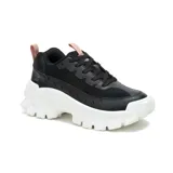 Sneaker Caterpillar modelo Intruder Lite, de diseño robusto y estilo chunky. Presenta una capellada en color negro combinando gamuza y cuero sintético, con una suela de plataforma blanca de gran volumen y tracción. Incluye detalles en color rosado en las tiras de ajuste y cordones negros.