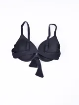 Top de bikini negro con copas moldeadas y detalle de lazo en el centro delantero.