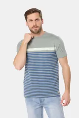 Remera de manga corta gris con rayas horizontales azules y blancas.