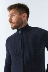 Campera tejida en buttone azul marino para hombre, de corte regular, con cierre completo y logo en grifa metálica.