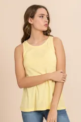 Musculosa básica de corte holgado y cuello redondo, confeccionada en tejido ligero de color amarillo suave.