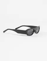 Lentes de sol con marco rectangular robusto de estilo urbano y cristales oscuros con protección UV.