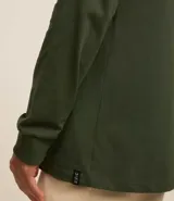 Remera de manga larga con cuello redondo, confeccionada en algodón. Presenta un corte comfort holgado y una pequeña etiqueta decorativa en el bajo.