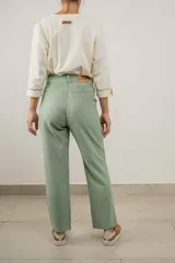 Pantalón de corte recto y tiro alto, color camel, con cierre frontal de botón y cremallera, y bolsillos laterales y traseros.