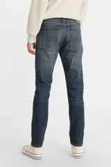 Pantalón de denim Levi's modelo 510 Skinny ADV, de tiro medio y corte ajustado en la pierna hasta el tobillo. Cuenta con cinco bolsillos, cierre de botón y cremallera.