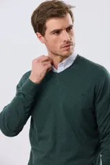 Buzo tejido de algodón color verde oscuro, de cuello en V, corte clásico y diseño de textura fina y lisa.