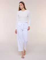 Pantalón de sastre color amarillo claro, de corte recto y largo al tobillo, con cintura ajustable mediante cordón y bolsillos laterales.
