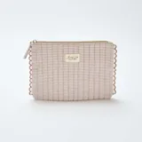 Neceser rectangular acolchado con diseño de rayas horizontales en color beige y blanco. Presenta bordes festoneados, cierre superior metálico y una etiqueta decorativa en el centro.