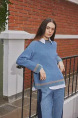 Pullover de punto acanalado en color azul, con diseño oversize, cuello redondo y detalles de franjas en contraste en el cuello, puños y ruedo.