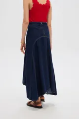 Falda larga de denim azul oscuro con costuras en contraste y diseño asimétrico de corte evasé.