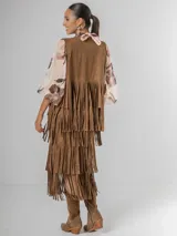 Falda larga de gamuza color marrón, con múltiples capas de flecos largos que le dan mucho movimiento.