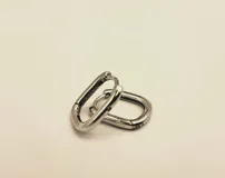 Par de aros plateados con forma de argolla rectangular.