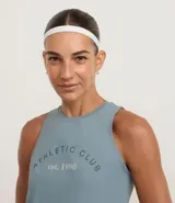 Musculosa deportiva femenina color azul verdoso, con cuello redondo y sisas amplias. Presenta un estampado frontal con el texto curvo "ATHLETIC CLUB est. 1990".