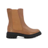 Bota de cuero color marrón claro, con elásticos laterales y suela track negra.