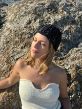 Gorro tipo casquete tejido a mano en crochet con hilo 100% algodón color marrón.