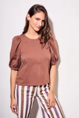 Remera color ladrillo de algodón peinado, de corte ajustado, con cuello redondo y mangas globo 3/4.