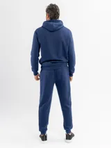 Pantalón de jogging azul marino, confeccionado en felpa, con cintura elástica ajustable con cordón y puños acanalados en los tobillos.